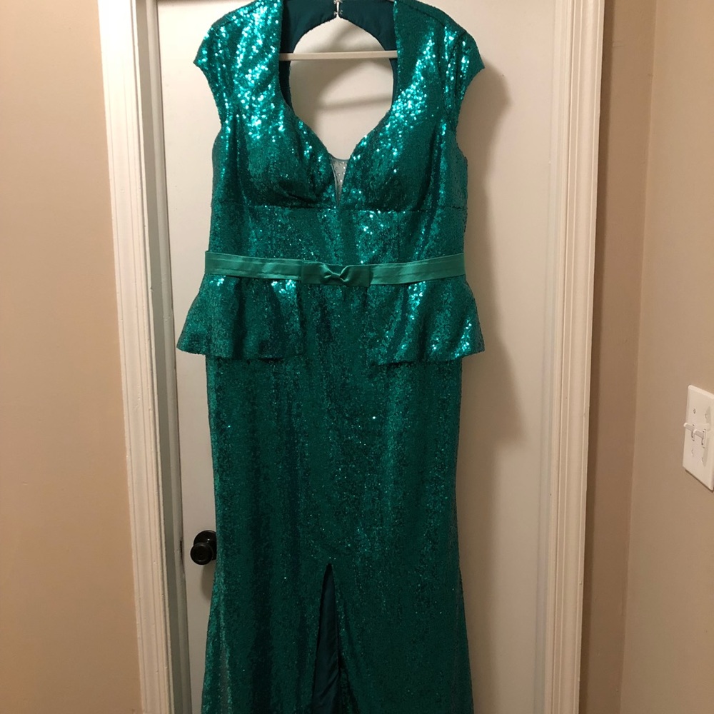 JJs House SZ 16 Emerald Sequin Gown